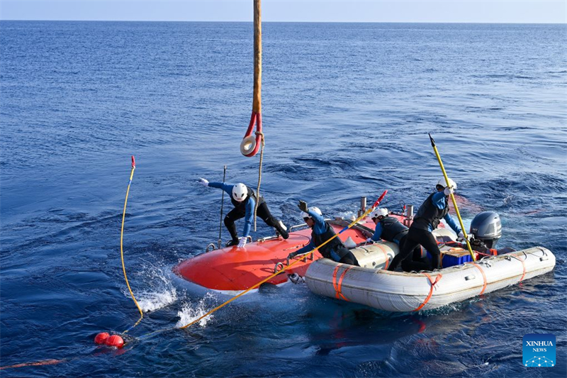 Le submersible habité chinois Jiaolong se prépare à plonger dans l'ouest de l'océan Pacifique