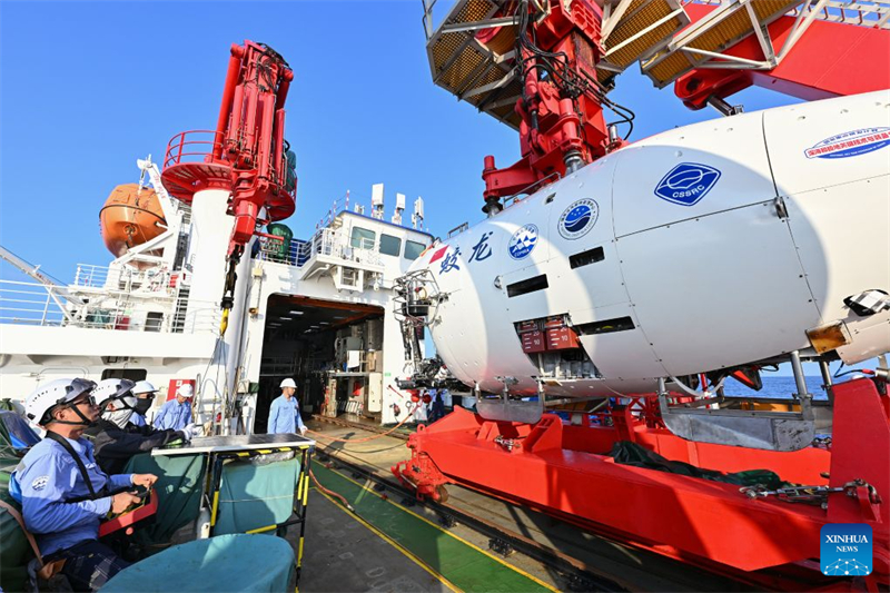 Le submersible habité chinois Jiaolong se prépare à plonger dans l'ouest de l'océan Pacifique
