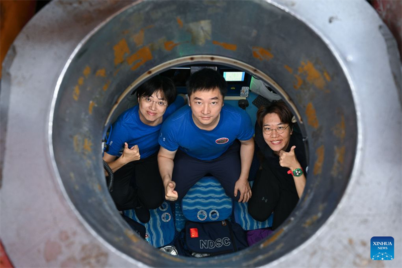 Le submersible habité chinois Jiaolong se prépare à plonger dans l'ouest de l'océan Pacifique