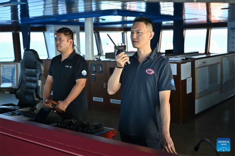 Le submersible habité chinois Jiaolong se prépare à plonger dans l'ouest de l'océan Pacifique