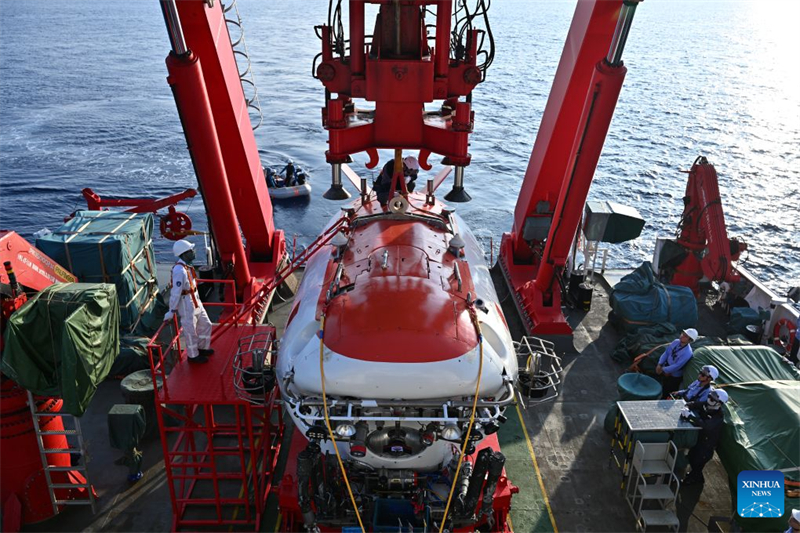 Le submersible habité chinois Jiaolong se prépare à plonger dans l'ouest de l'océan Pacifique
