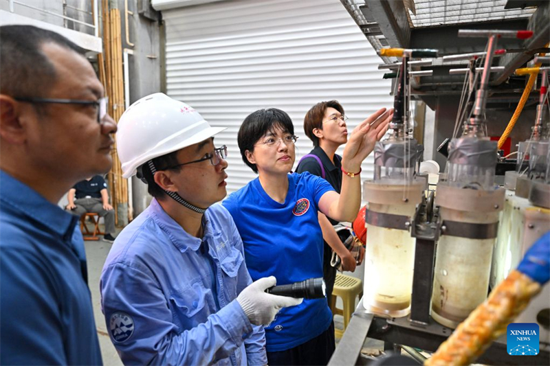Le submersible habité chinois Jiaolong se prépare à plonger dans l'ouest de l'océan Pacifique