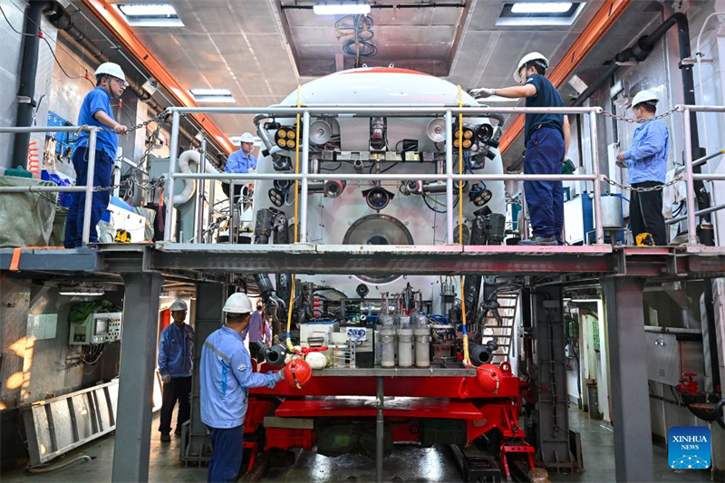 Le submersible habité chinois Jiaolong se prépare à plonger dans l'ouest de l'océan Pacifique