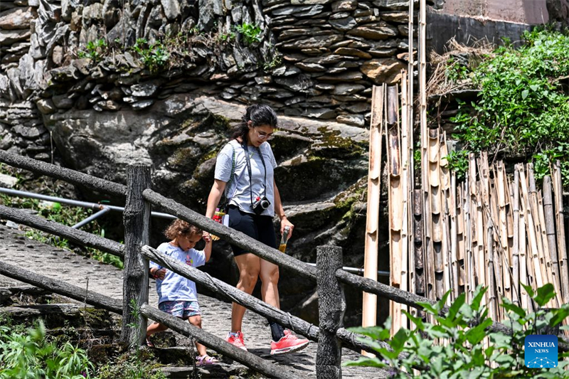Guangxi : les visiteurs étrangers affluent à Longji pour découvrir la vie rurale traditionnelle de l'ethnie Zhuang