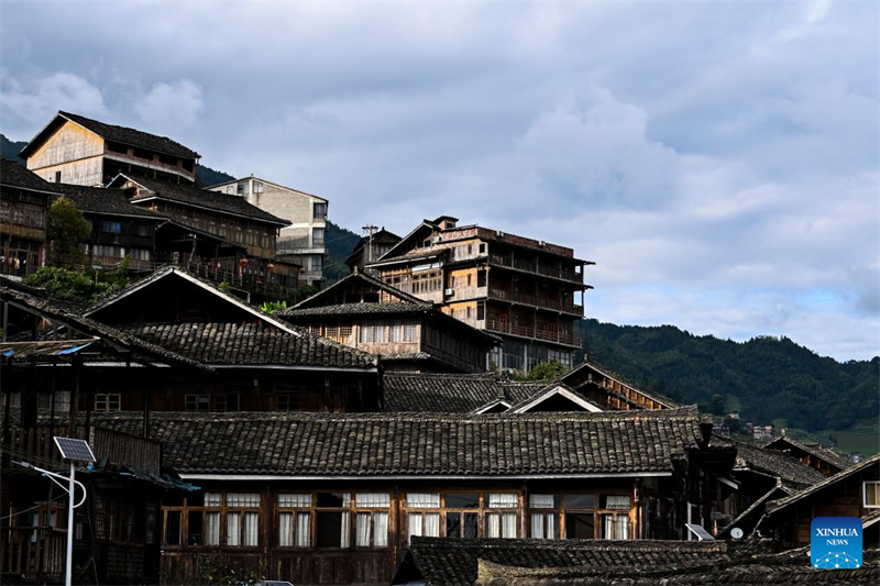 Guangxi : les visiteurs étrangers affluent à Longji pour découvrir la vie rurale traditionnelle de l'ethnie Zhuang