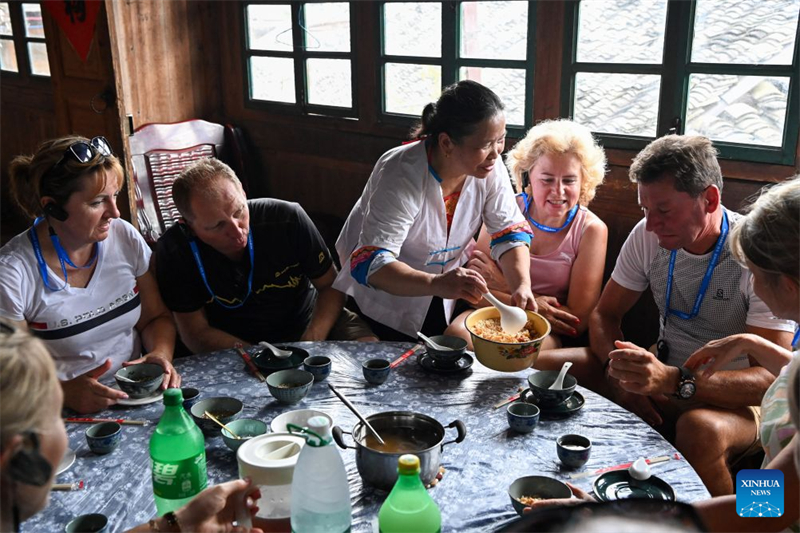 Guangxi : les visiteurs étrangers affluent à Longji pour découvrir la vie rurale traditionnelle de l'ethnie Zhuang