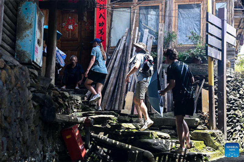 Guangxi : les visiteurs étrangers affluent à Longji pour découvrir la vie rurale traditionnelle de l'ethnie Zhuang