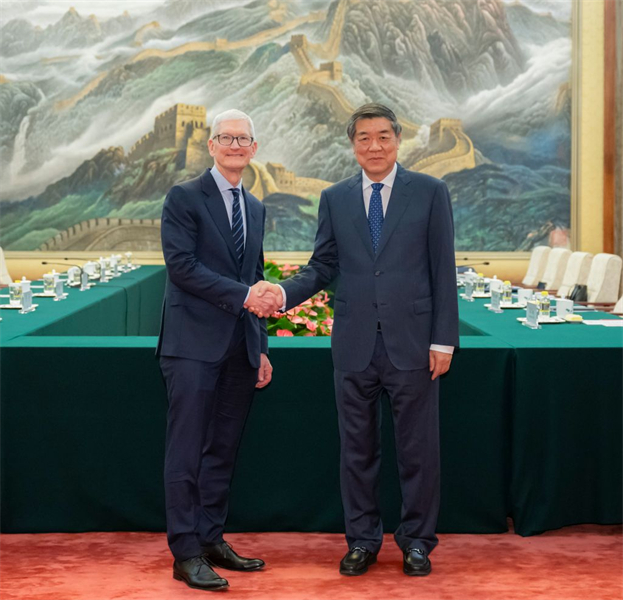 Le vice-Premier ministre chinois He Lifeng rencontre Tim Cook, président exécutif d'Apple