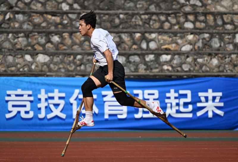 Guangxi : des sports traditionnels des minorités ethniques passionnants et hauts en couleur à Liuzhou