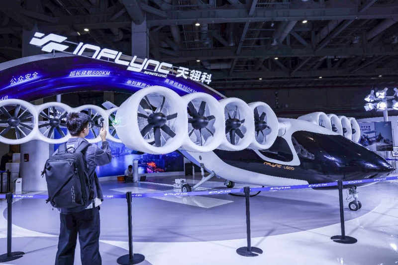 Le premier eVTOL Inflync L600 attire les visiteurs dans la zone d’exposition Automobile et Mobilité intelligente du 8e China International Import Expo, le 7 novembre 2025. (Photo/Wang Chu)
