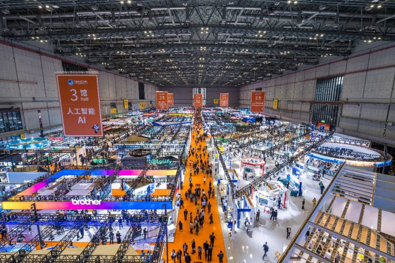 La foule remplit le site du 8e China International Import Expo à Shanghai, le 7 novembre 2025. (Photo/Ding Junhao)