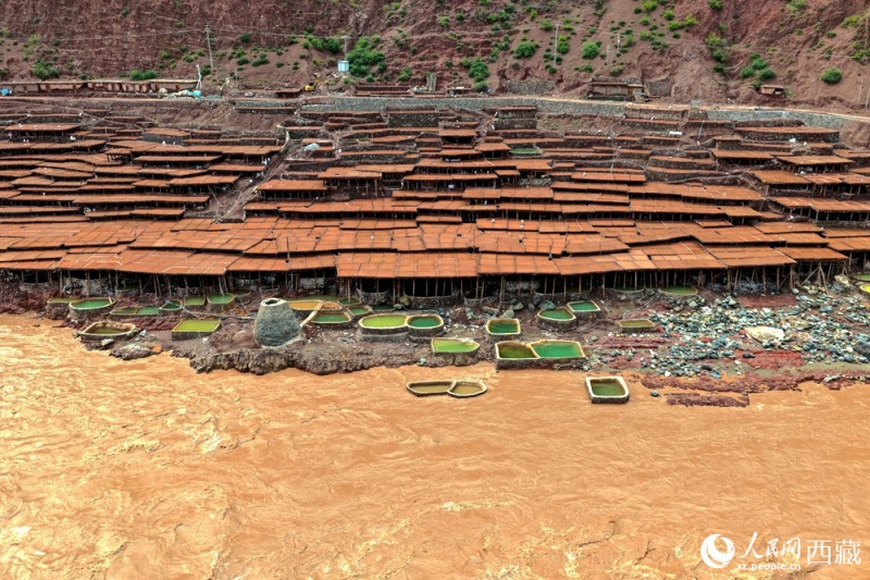 Photo d’anciens bassins de sel dans le comté de Mangkam, région autonome du Xizang (sud-ouest de la Chine). (Luo Yuxin/Le Quotidien du peuple en ligne)