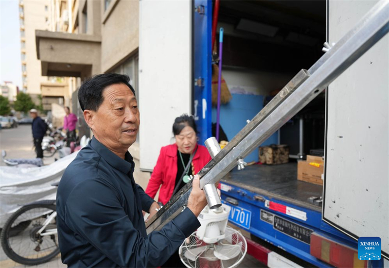 Xu Zilin (au premier plan) prépare les accessoires pour une représentation de théâtre d'ombres, le 10 octobre 2026, à Lingyuan, dans la province du Liaoning (nord-est de la Chine). (Li Gang/Xinhua)