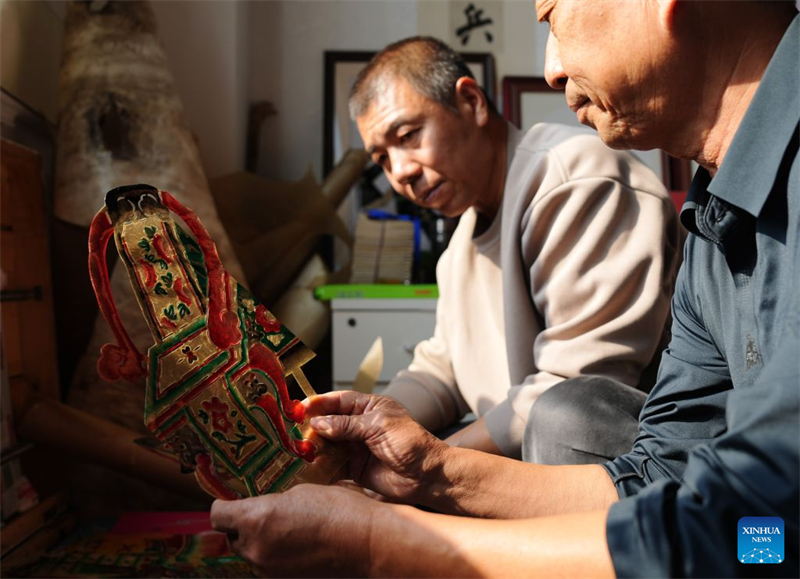 Liaoning : un maître de marionnettes insuffle une nouvelle vitalité au théâtre d'ombres traditionnel