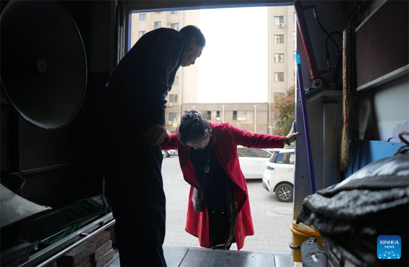 Liaoning : un maître de marionnettes insuffle une nouvelle vitalité au théâtre d'ombres traditionnel