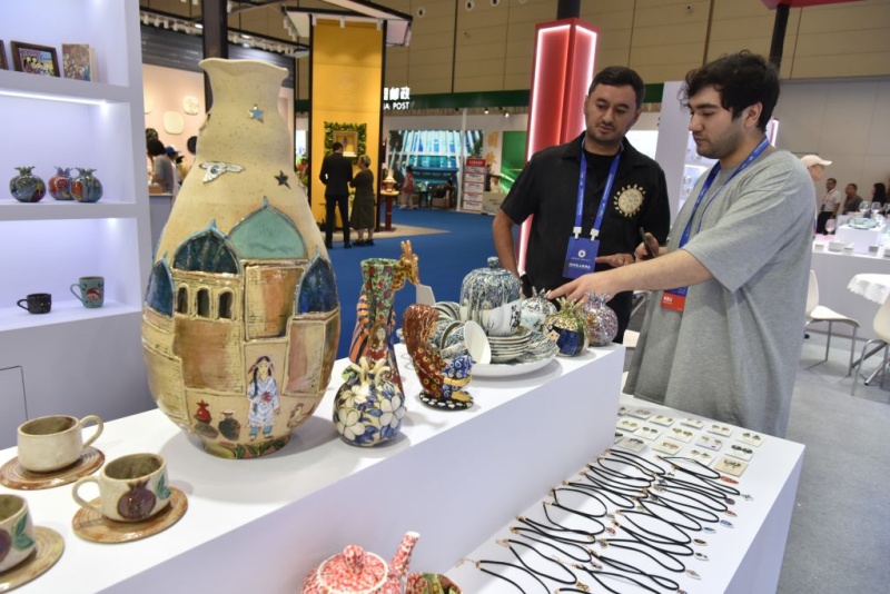 Des acheteurs chinois et internationaux à un salon de la céramique dans la 