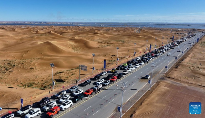 Ningxia : début d'un événement de conduite en milieu désertique à Zhongwei