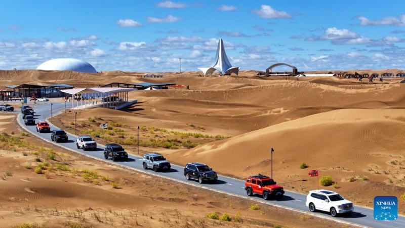 Ningxia : début d'un événement de conduite en milieu désertique à Zhongwei