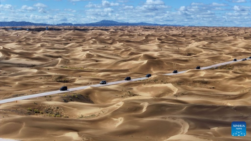 Ningxia : début d'un événement de conduite en milieu désertique à Zhongwei