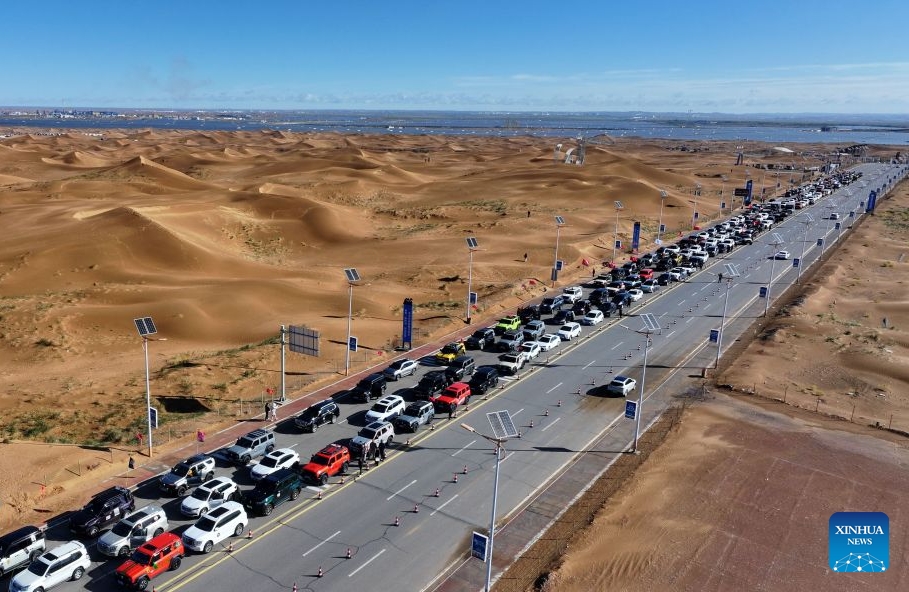 Ningxia : début d'un événement de conduite en milieu désertique à Zhongwei
