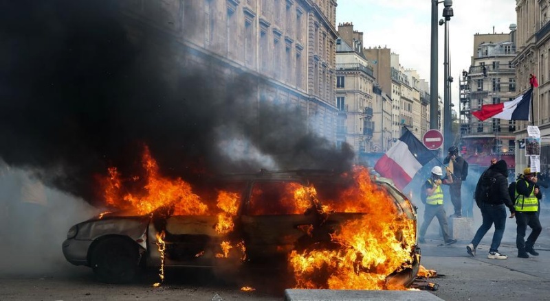 Plusieurs villes françaises annoncent un couvre-feu après un week-end marqué par de violentes manifestations