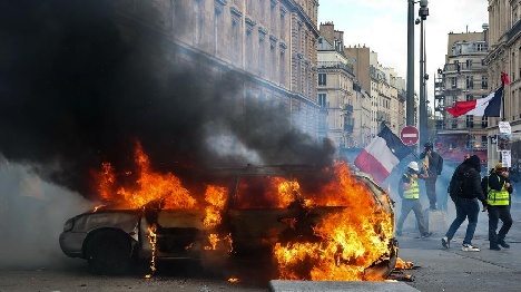 Plusieurs villes françaises annoncent un couvre-feu après un week-end marqué par de violentes manifestations
