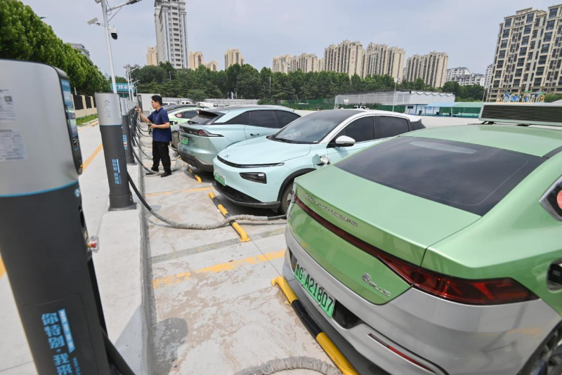 Un conducteur recharge son véhicule électrique dans une station de recharge à Qingzhou, dans la province du Shandong (est de la Chine). (Photo/Wang Jilin)