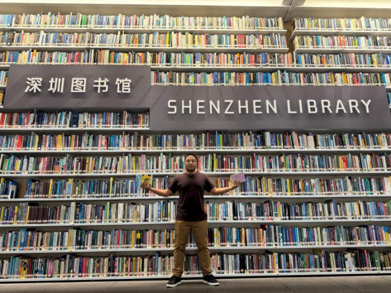 Le mur de livre dans le hall principal de la bibliothèque de Shenzhen, province de Guangdong (sud de la Chine). (RAKOTONIRINA ZO LALAINA/Le Quotidien du Peuple en ligne)