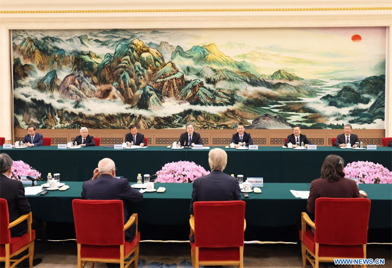 Un vice-Premier ministre chinois rencontre les représentants étrangers participant à une réunion de l'ISC à Beijing