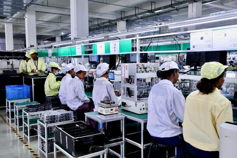 Des ouvriers travaillent sur une chaîne de production de smartphones dans une usine de Tecno à Addis-Abeba, en Ethiopie, le 13 octobre 2026. (Xinhua/Geng Xinning)
