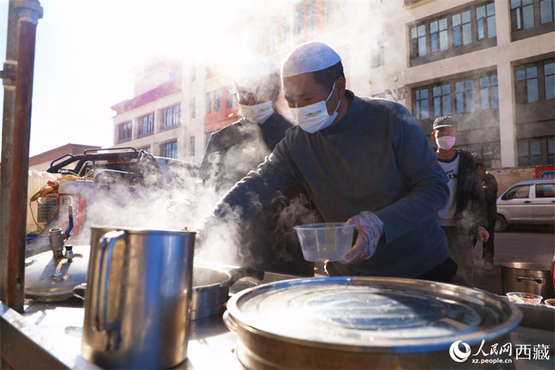 Xizang : les efforts de relogement dans la zone sinistrée par un séisme s'accélèrent à Baqen