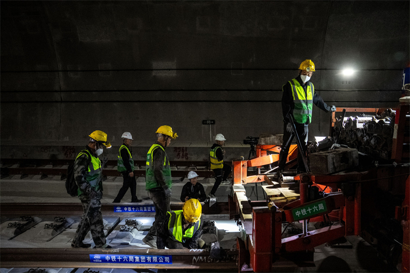 Fin de la pose des voies sur la ligne ferroviaire à grande vitesse Chongqing-Kunming