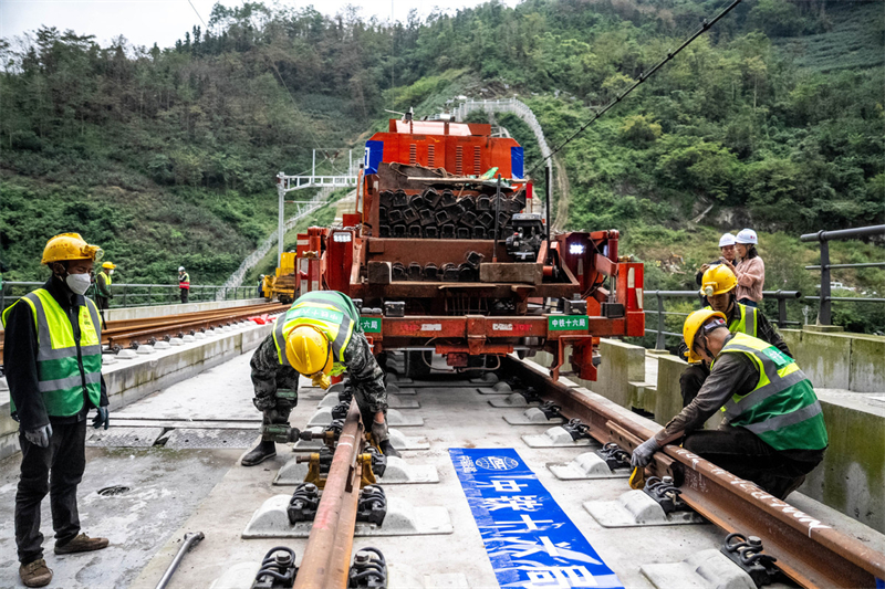 Fin de la pose des voies sur la ligne ferroviaire à grande vitesse Chongqing-Kunming