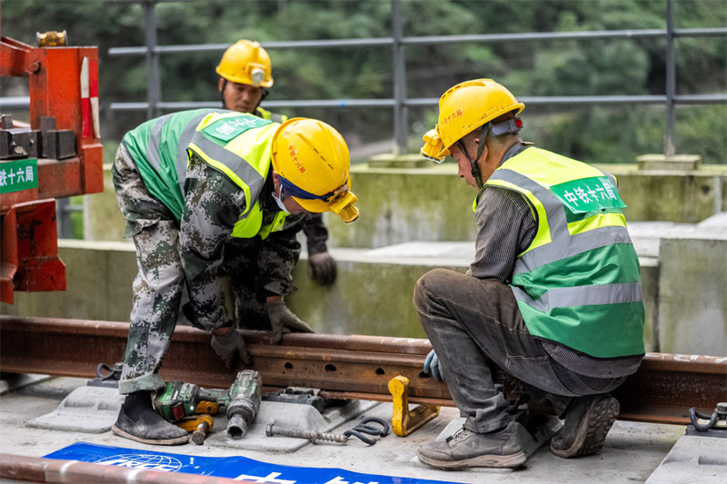 Fin de la pose des voies sur la ligne ferroviaire à grande vitesse Chongqing-Kunming