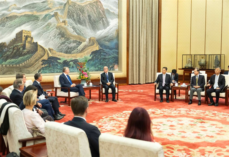 Un haut législateur chinois rencontre une délégation de la commission du commerce international du Parlement européen
