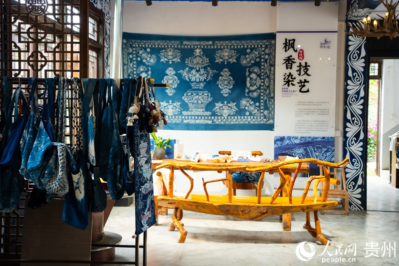 Guizhou : des mains expertes tissent de magnifiques brocarts grâce à un plan ciblé