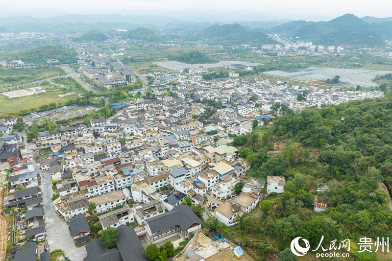 Guizhou : des mains expertes tissent de magnifiques brocarts grâce à un plan ciblé