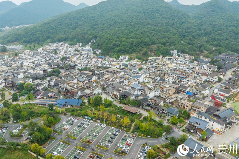 Guizhou : des mains expertes tissent de magnifiques brocarts grâce à un plan ciblé