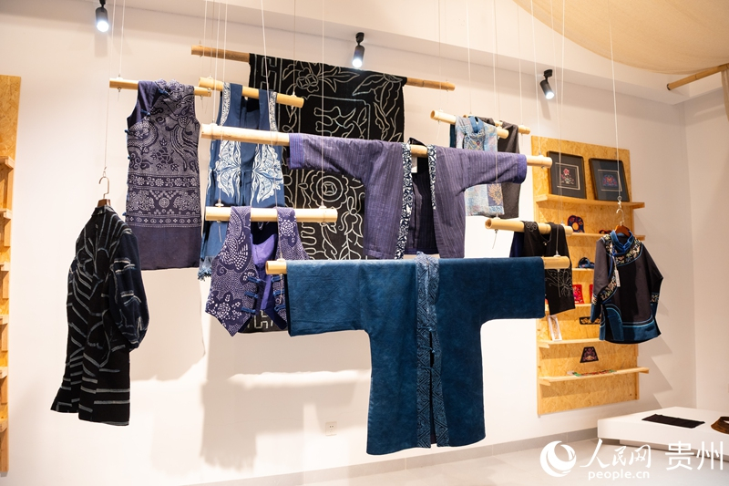 Guizhou : des mains expertes tissent de magnifiques brocarts grâce à un plan ciblé