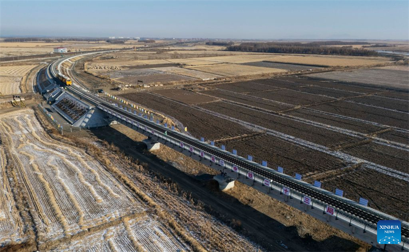Heilongjiang : fin de la pose des voies sur le grand pont de Tongjiang