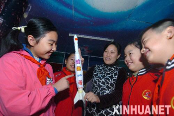 Le lancement du satellite Chang'e éveille l'enthousiame des élèves pour la science aérospatiale