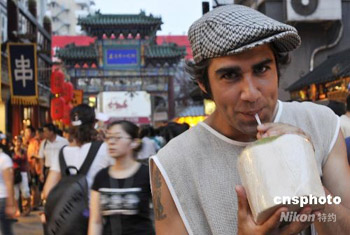 Des touristes français s'initient à l'ancienne culture populaire de Beijing