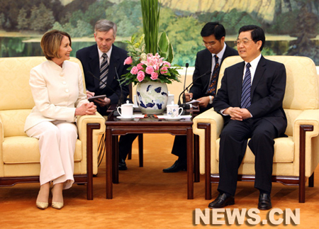 Hu Jintao rencontre la présidente de la Chambre des représentants américaine