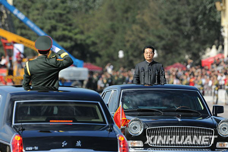 Le président chinois salue les forces militaires