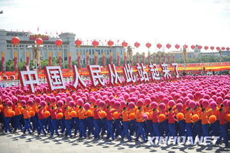 Le défilé civil rend hommage aux anciens dirigeants chinois 