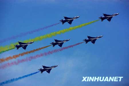 Une manifestation aérienne pour célébrer le 60e anniversaire de l'Armée de l'air 