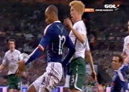 Mondial 2010 : la « Main de Dieu » de Thierry Henry offre la qualification à la France, mais elle encoure la réprobation publique