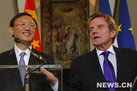 Entretien entre les ministres chinois et français des AE