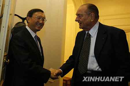 Entretien entre le ministre chinois des AE et l'ancien président français Jacques Chirac