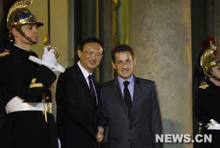 Le ministre chinois des AE reçu à Paris par le président français